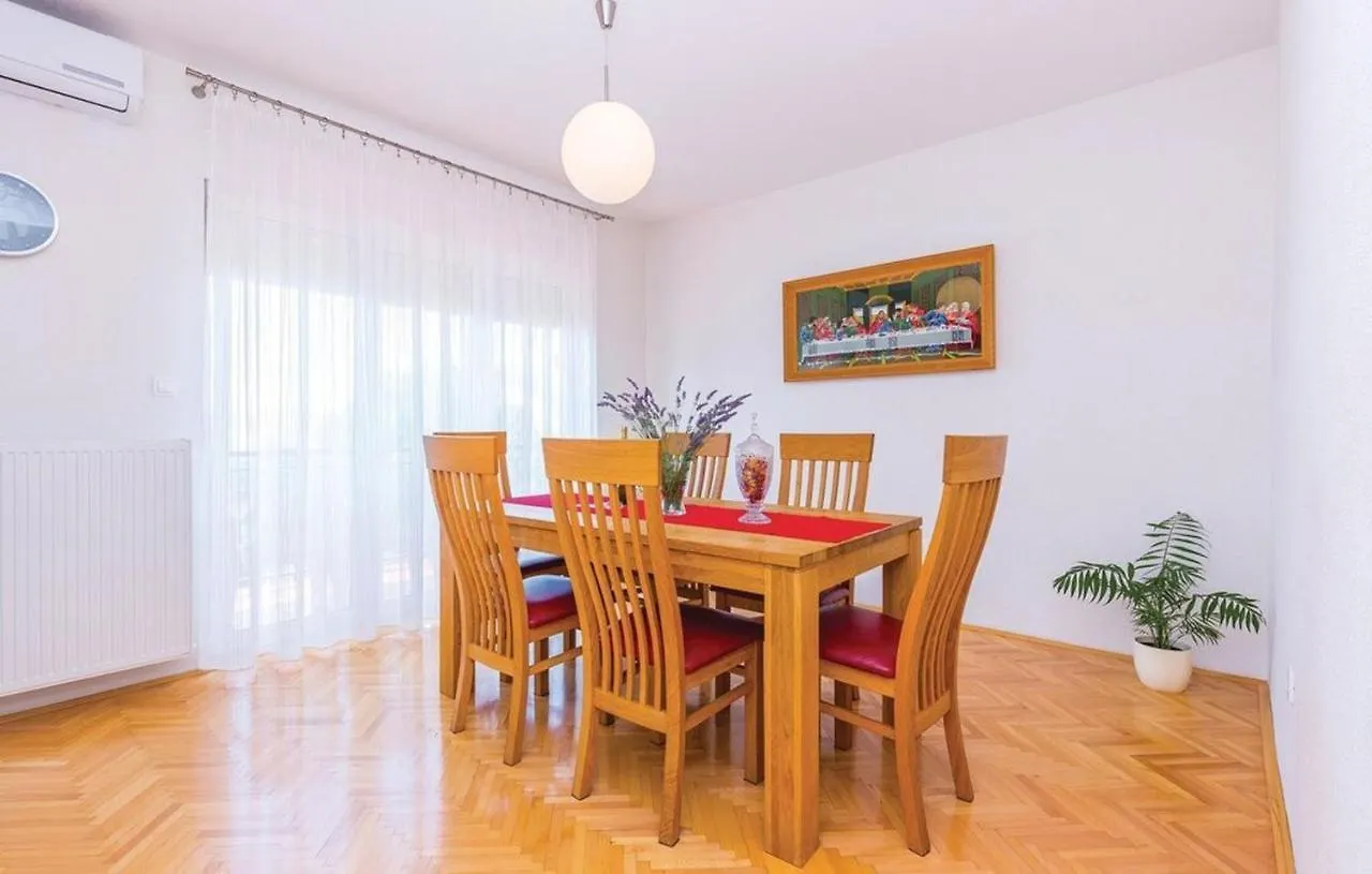 Big White Apartment 诺维·维诺多尔斯基