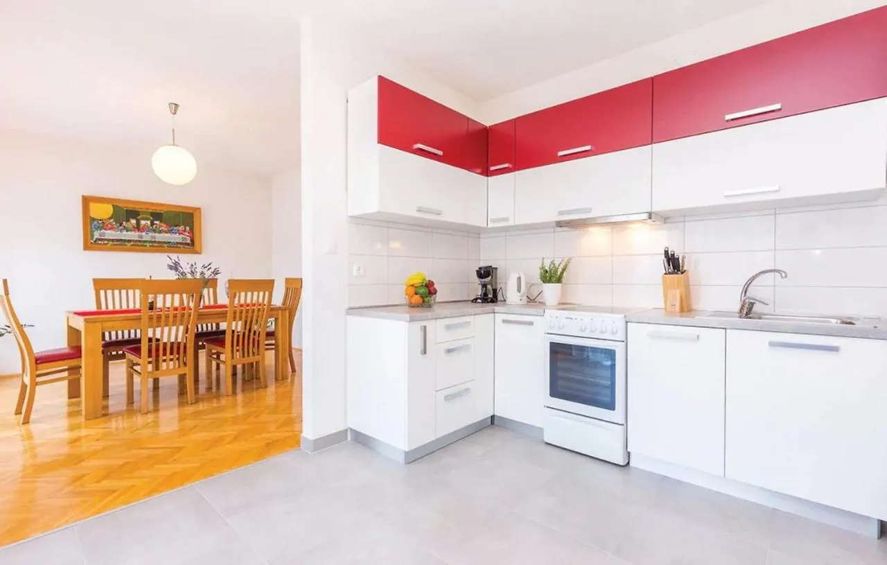 Big White Apartment 诺维·维诺多尔斯基