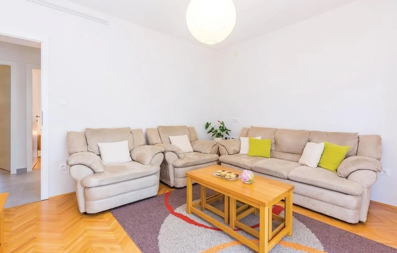 Big White Apartment 诺维·维诺多尔斯基